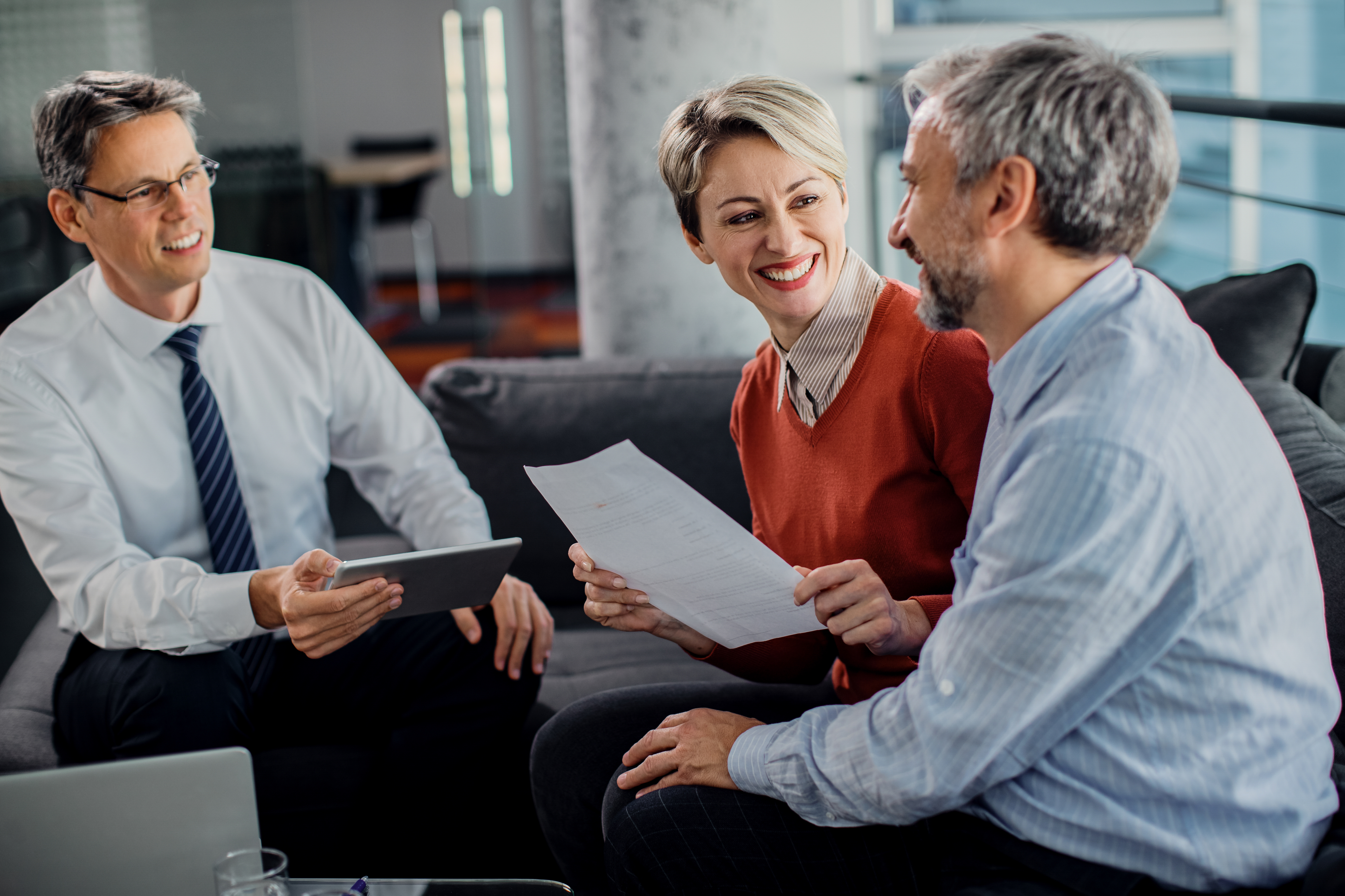 Florida couple having a no-pressure consultation with a licensed local health insurance advisor