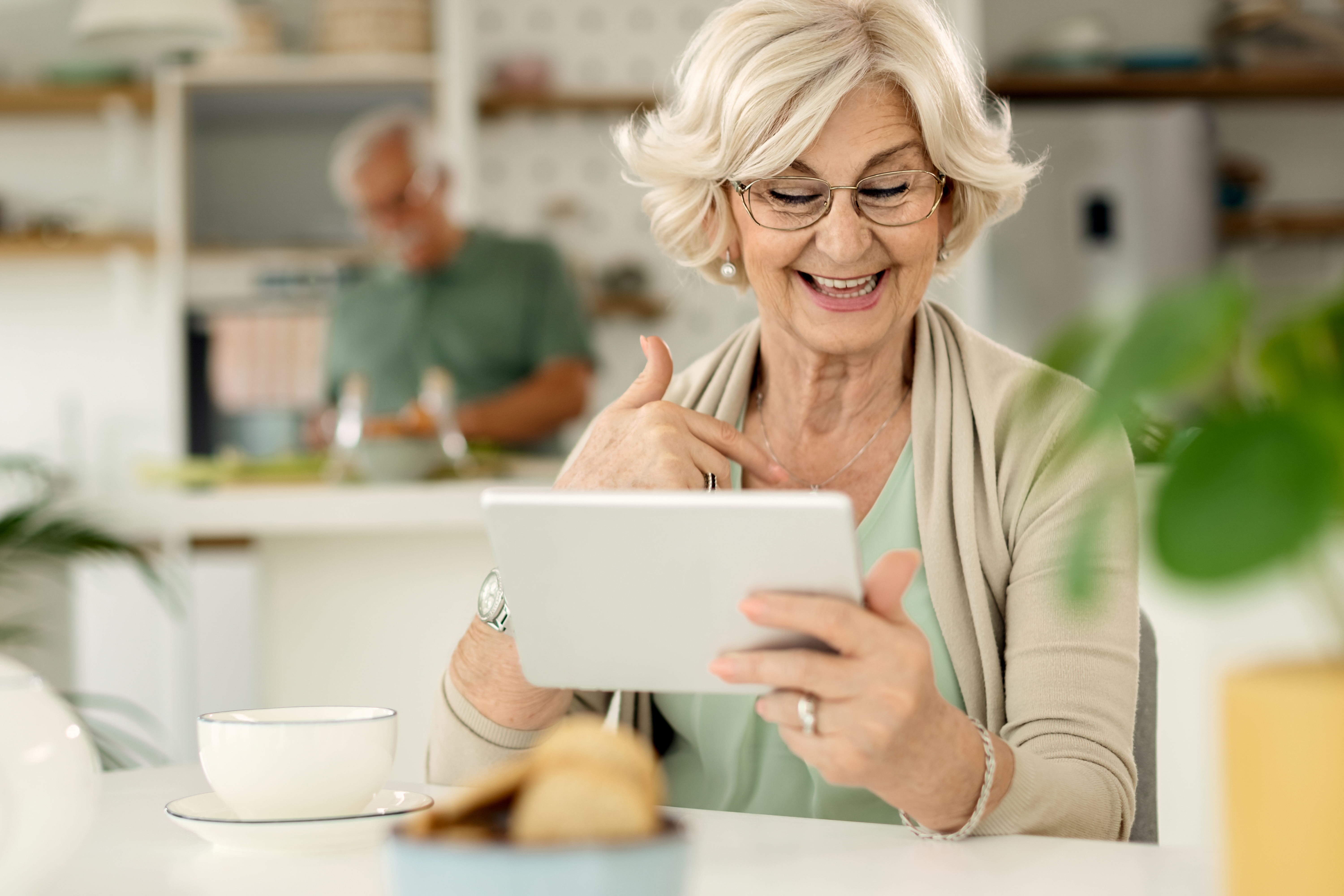 Florida senior comparing Medicare Advantage and Medicare Supplement options with a licensed advisor by video