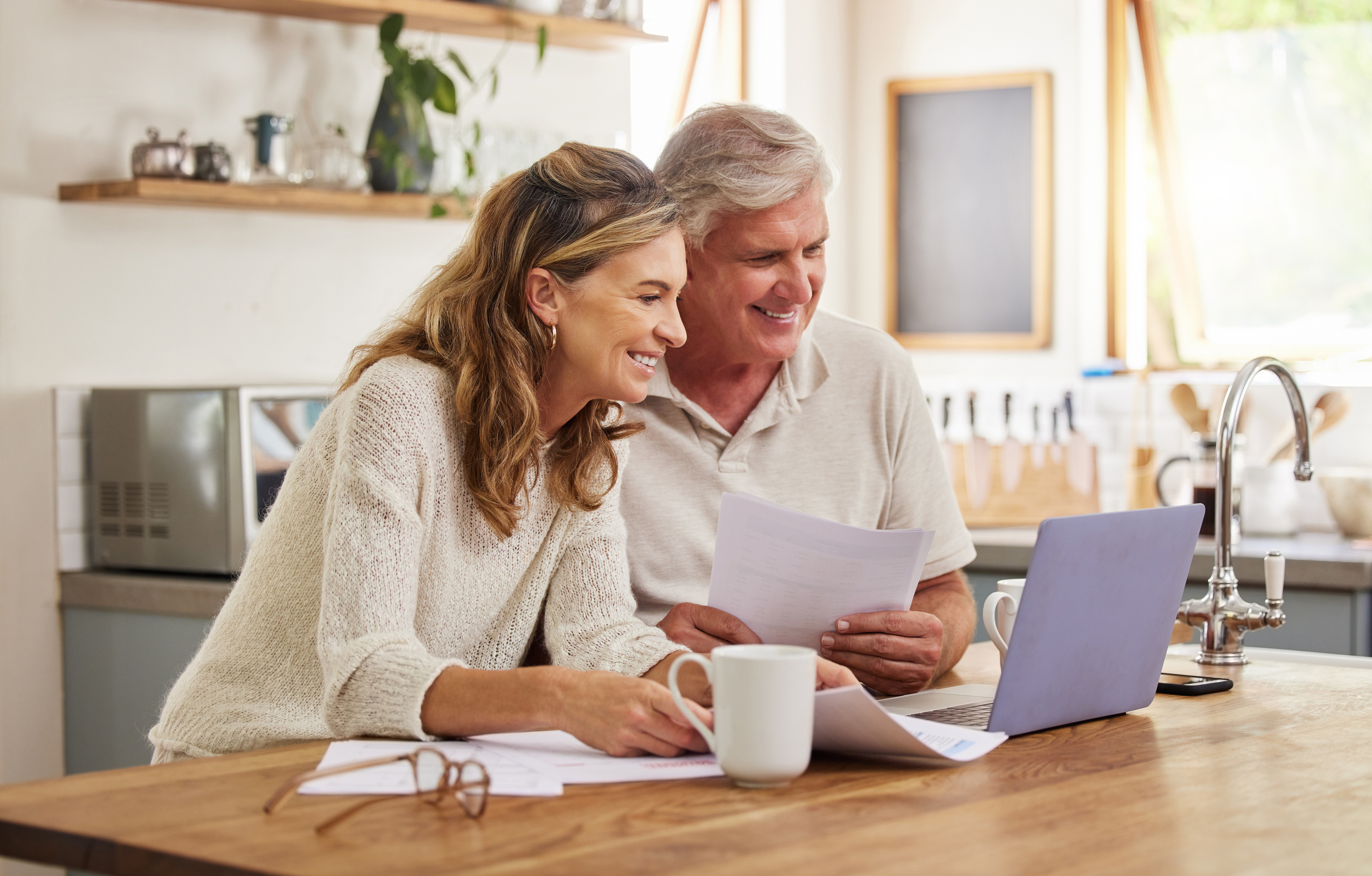 Florida couple having a no-pressure consultation with a licensed local health insurance advisor